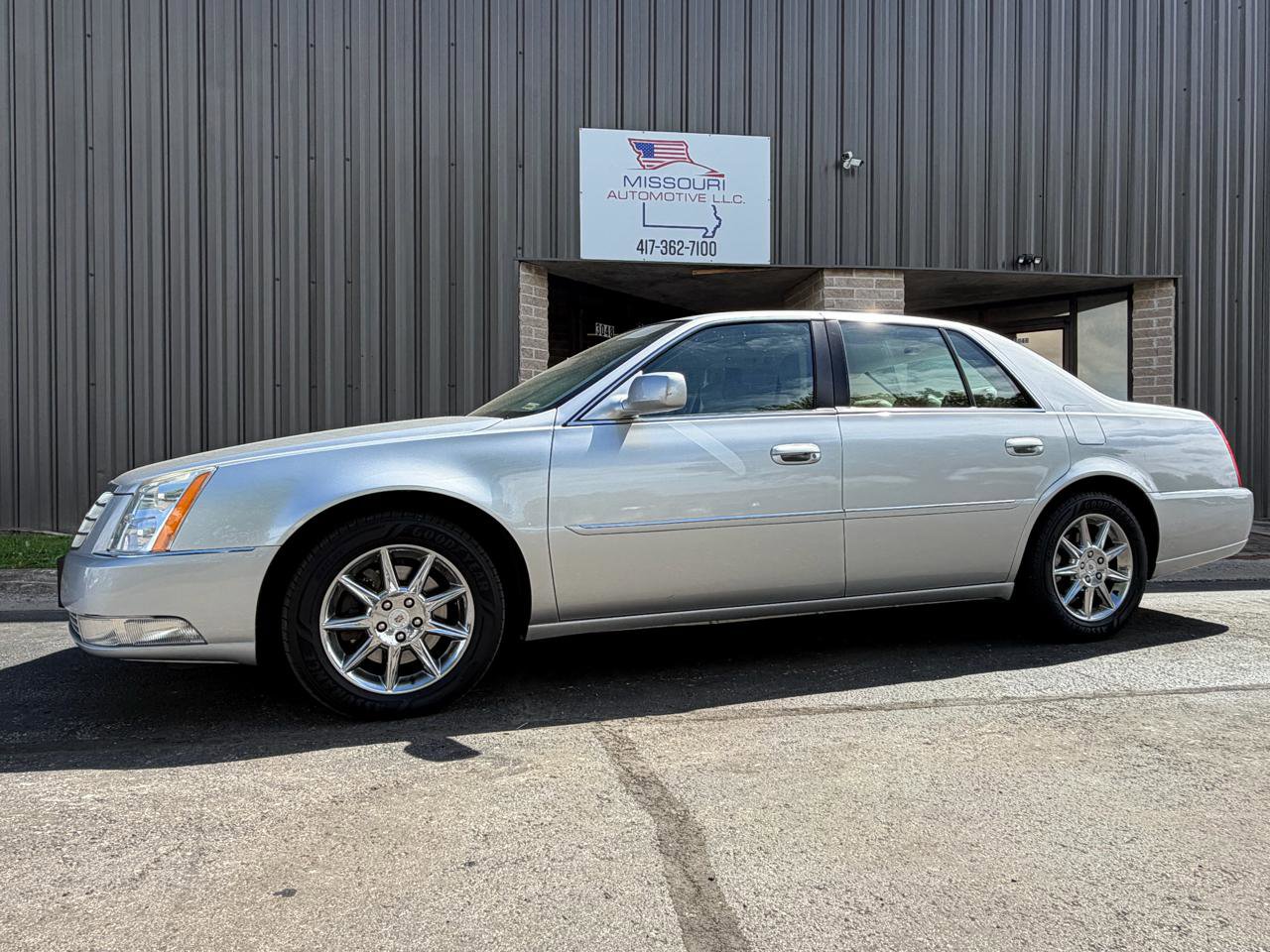 Used 2010 Cadillac DTS Luxury FWD image 2