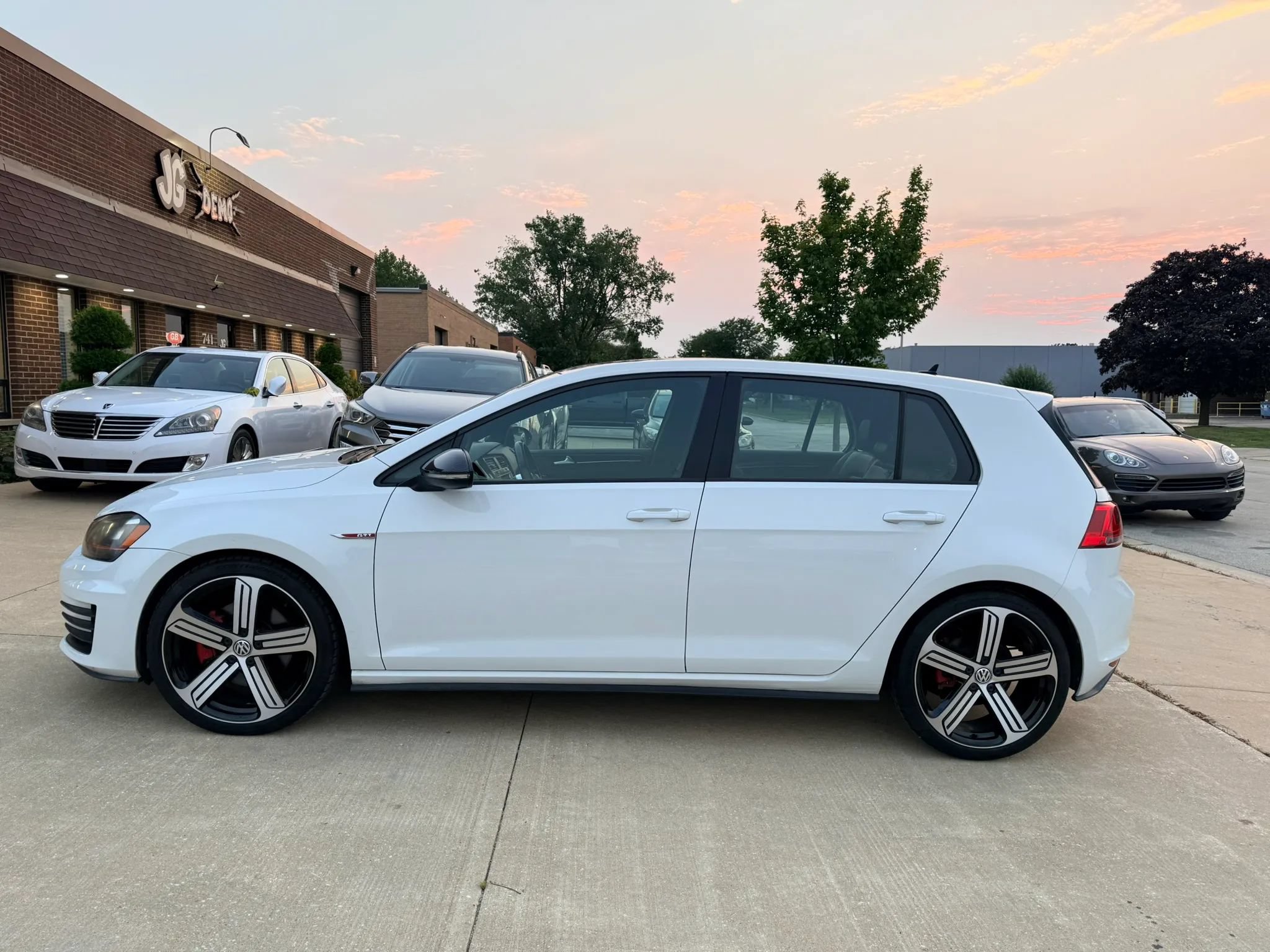 Used 2015 Volkswagen Golf 4-Door FWD image 6