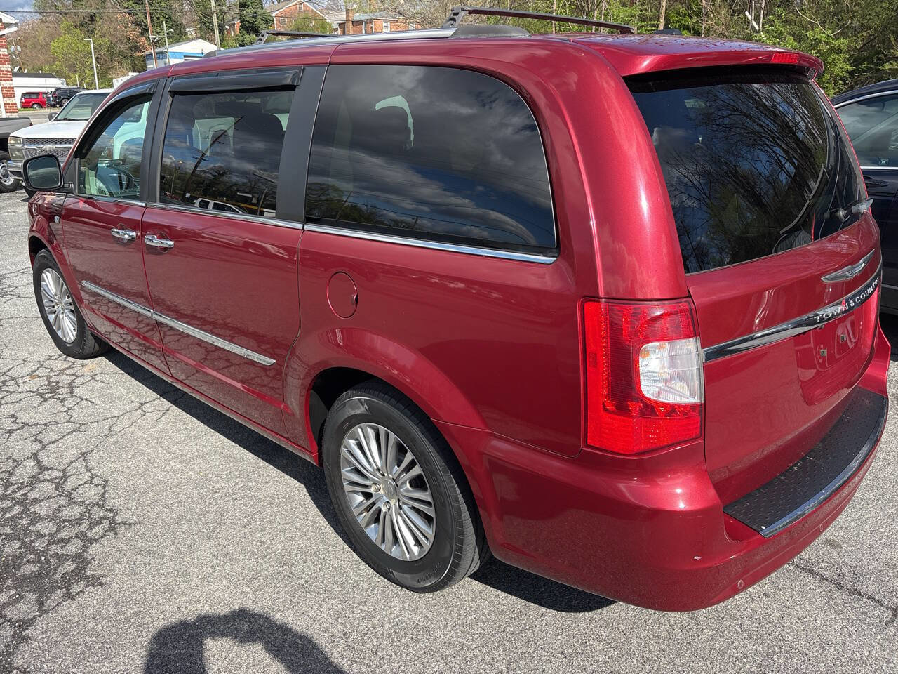 Used 2014 Chrysler Town & Country Touring-L image 12