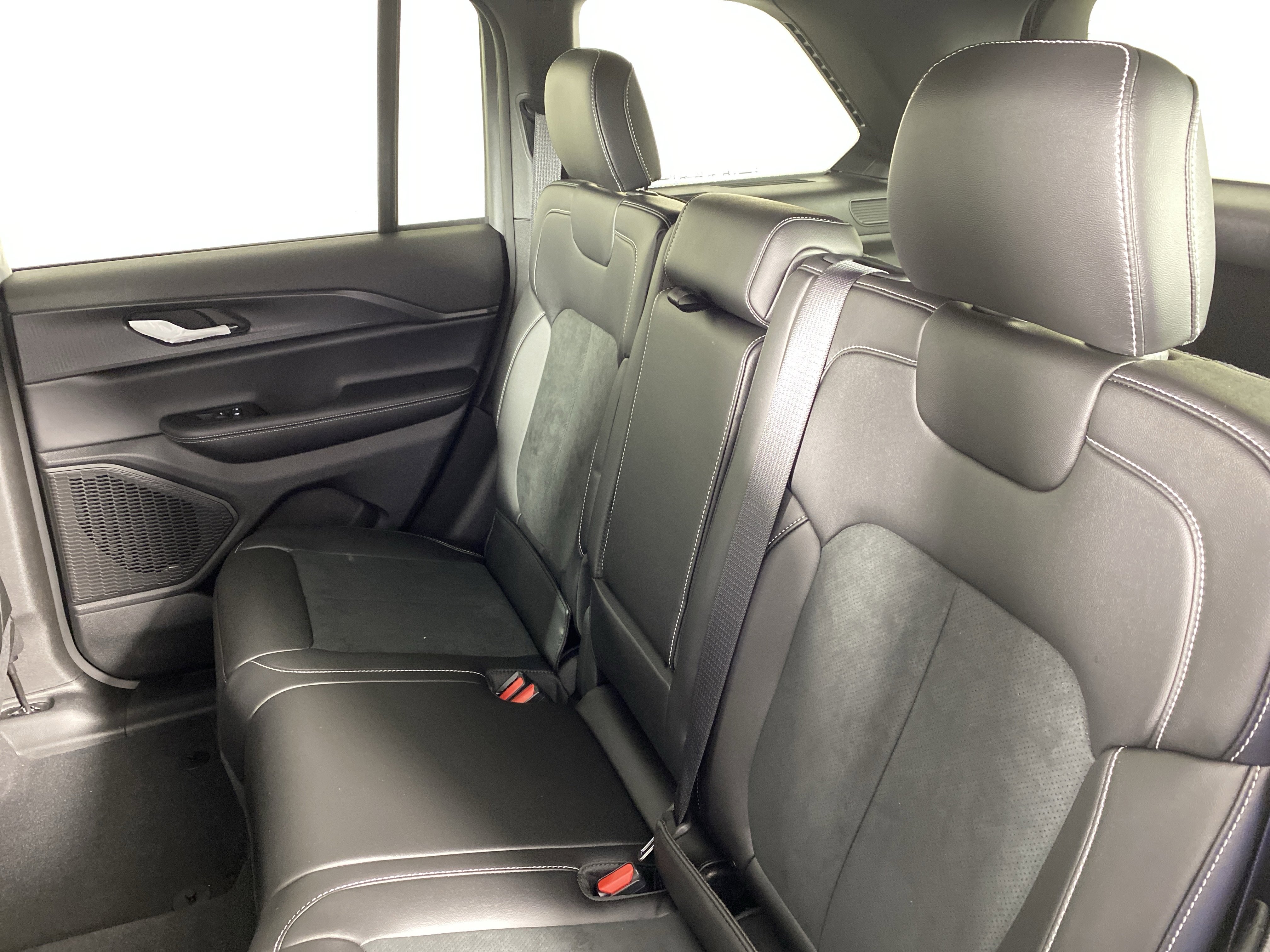 New 2025 Jeep Grand Cherokee Altitude image 31