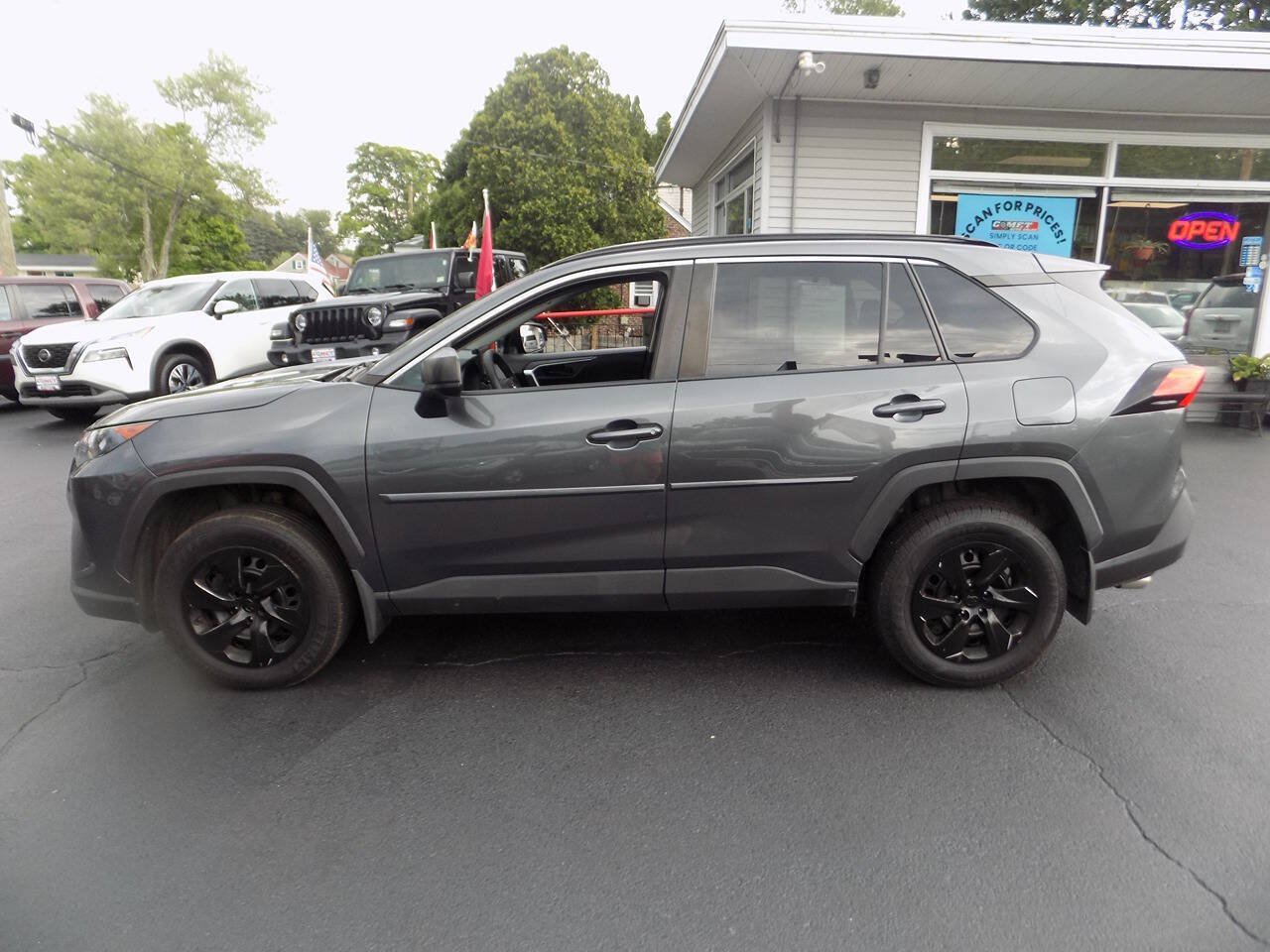 Used 2020 Toyota RAV4 LE w/ Carpet Mat Package AWD/4WD image 7