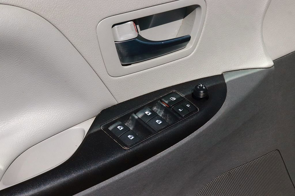 Used 2020 Toyota Sienna LE FWD image 11