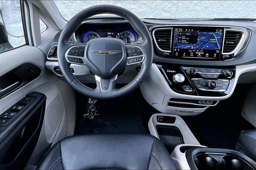 Used 2024 Chrysler Pacifica Touring-L FWD image 4