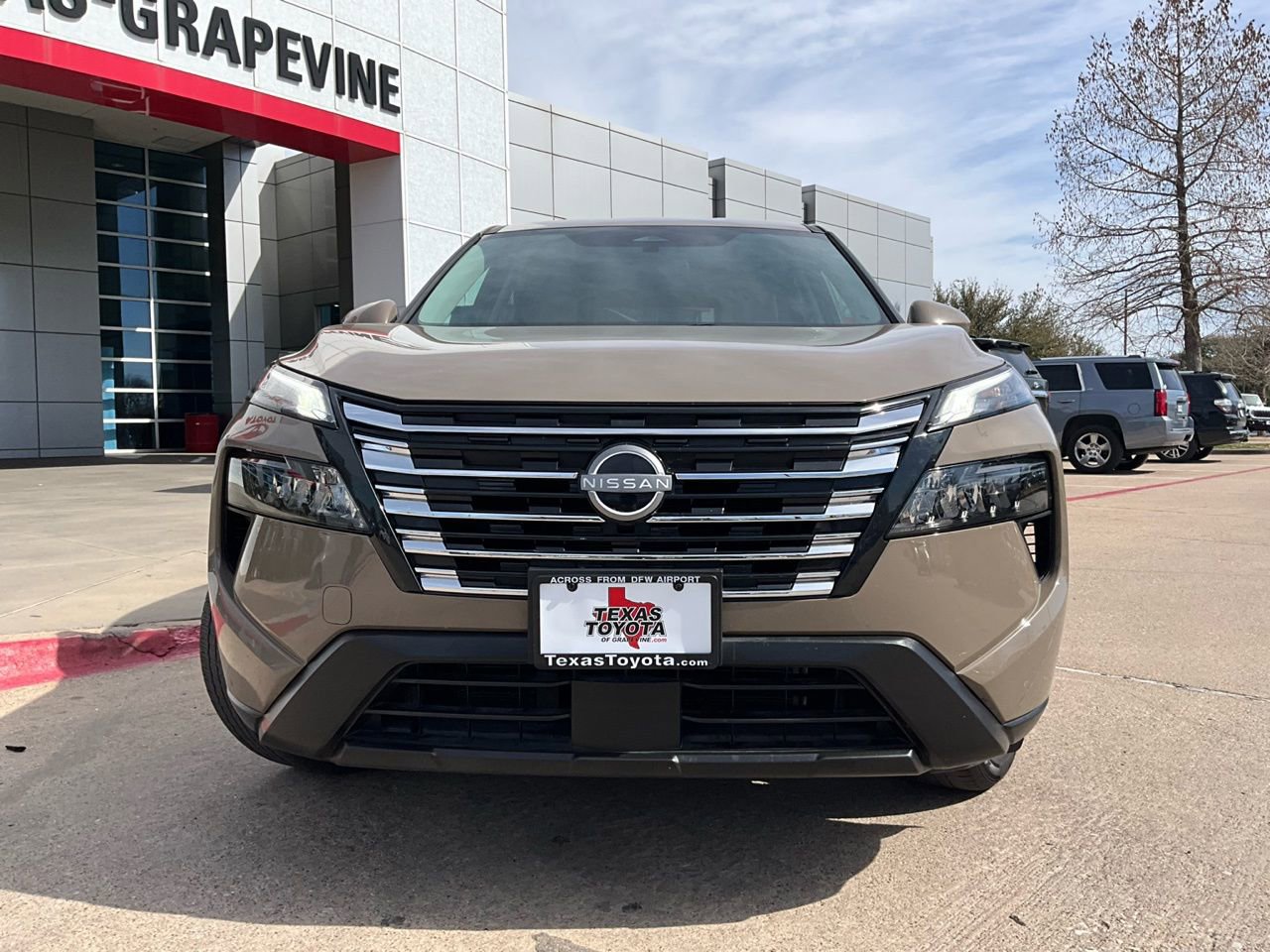 Used 2025 Nissan Rogue SV image 3