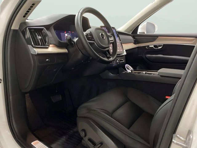 Used 2025 Volvo XC90 B6 Plus w/ Protection Package Premier AWD/4WD image 16