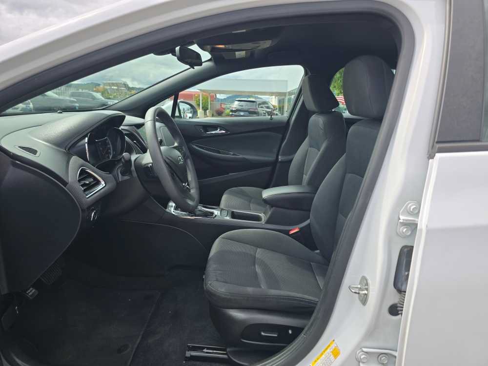 Used 2019 Chevrolet Cruze LT w/ Convenience Package FWD image 9
