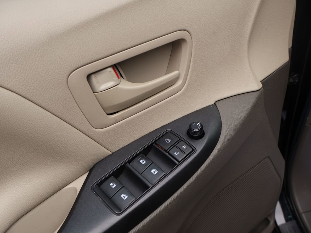 Used 2017 Toyota Sienna L FWD image 30