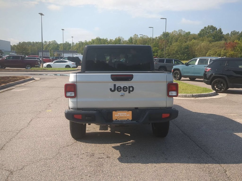 Used 2024 Jeep Gladiator Sport AWD/4WD image 4