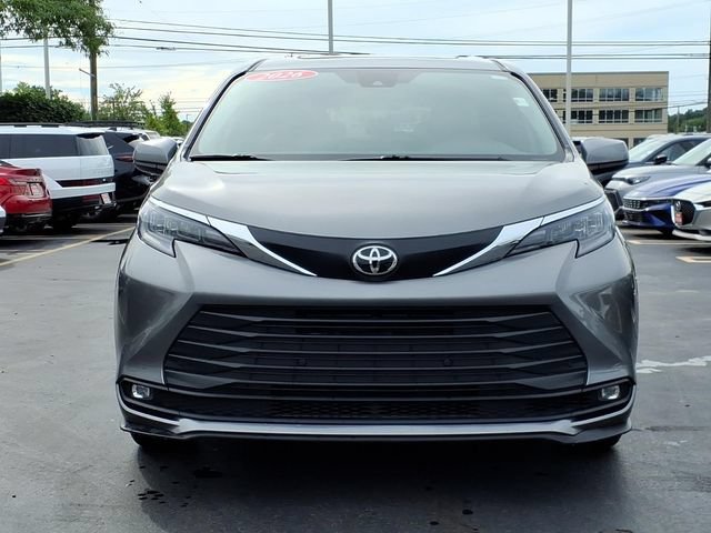 Used 2026 Toyota Sienna XLE FWD image 2