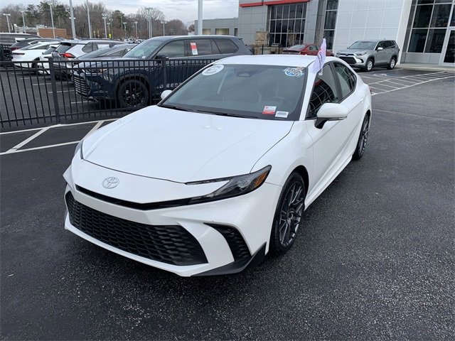 Used 2025 Toyota Camry SE image 4