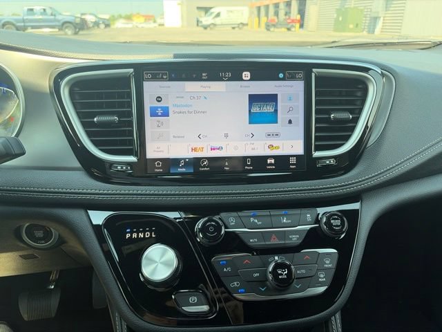New 2027 Chrysler Pacifica Limited w/ Family Tech Group AWD/4WD image 21