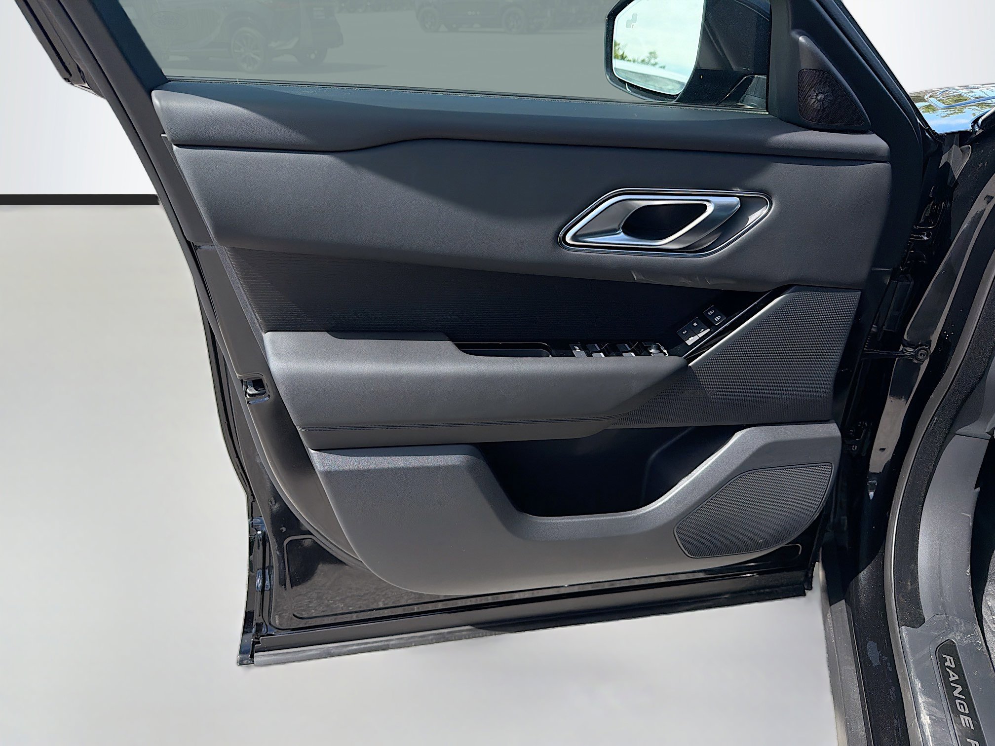 New 2026 Land Rover Range Rover Velar Dynamic SE image 21