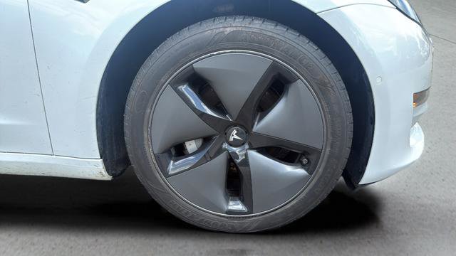 Used 2018 Tesla Model 3 Long Range RWD image 12
