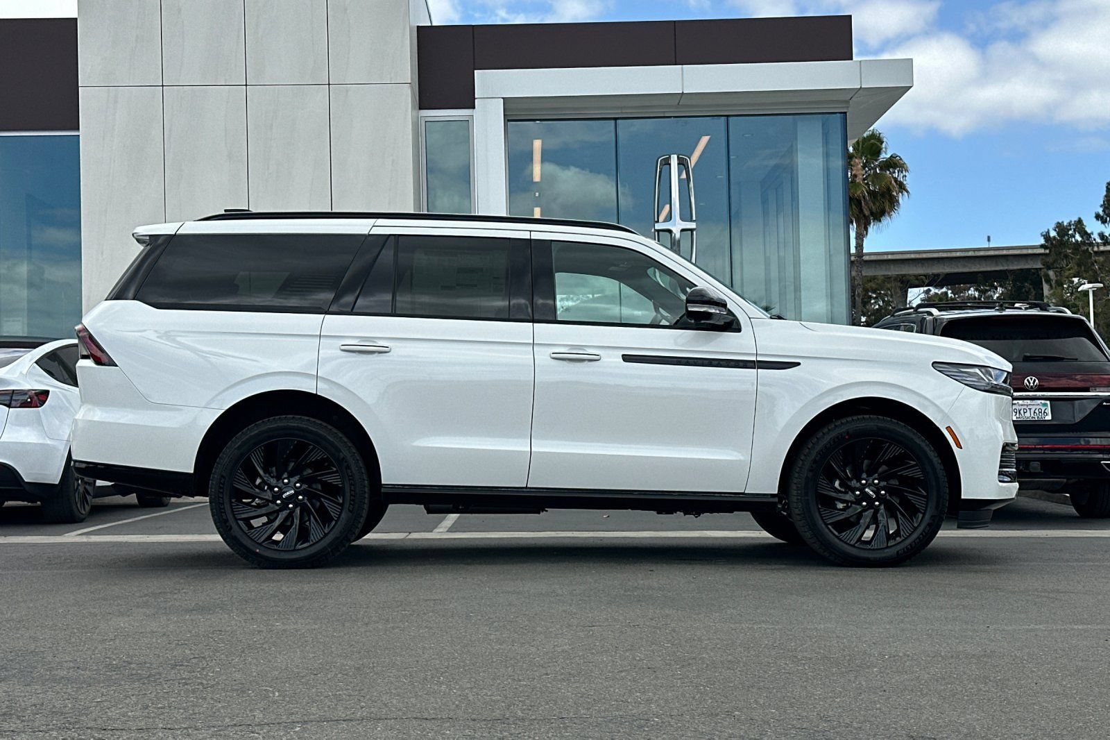 New 2026 Lincoln Navigator Reserve w/ Jet Appearance Package AWD/4WD image 2