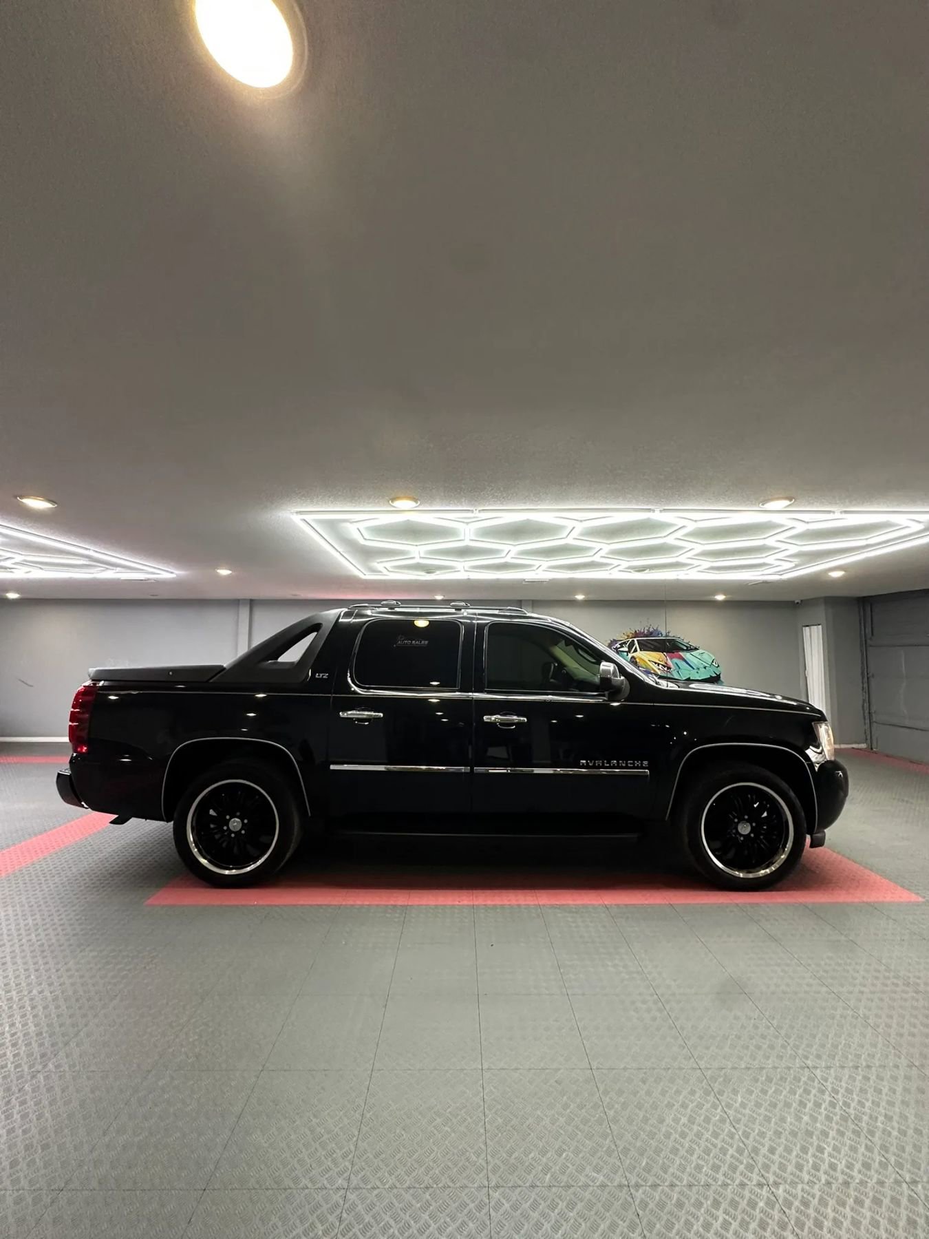 Used 2011 Chevrolet Avalanche LTZ RWD image 2