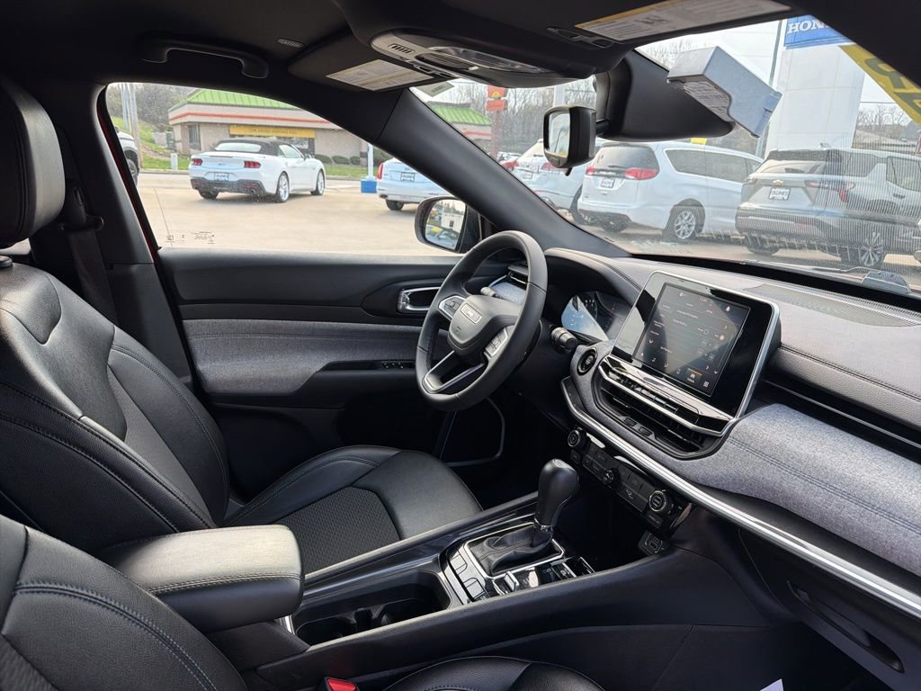 Used 2025 Jeep Compass Latitude image 15
