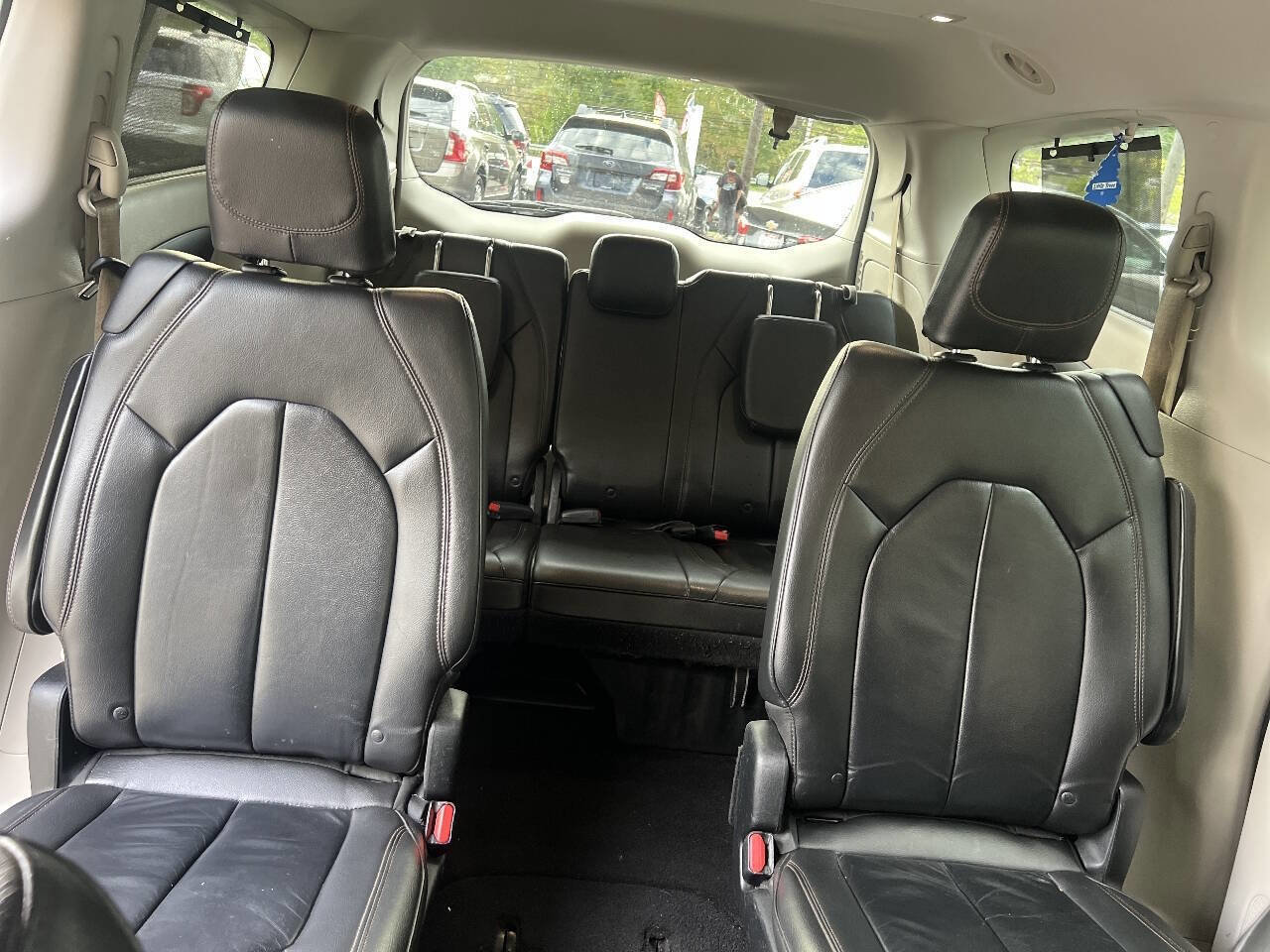 Used 2017 Chrysler Pacifica Touring-L image 8