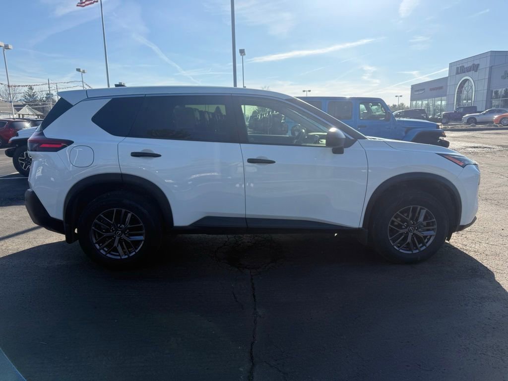 Used 2023 Nissan Rogue S AWD/4WD image 2