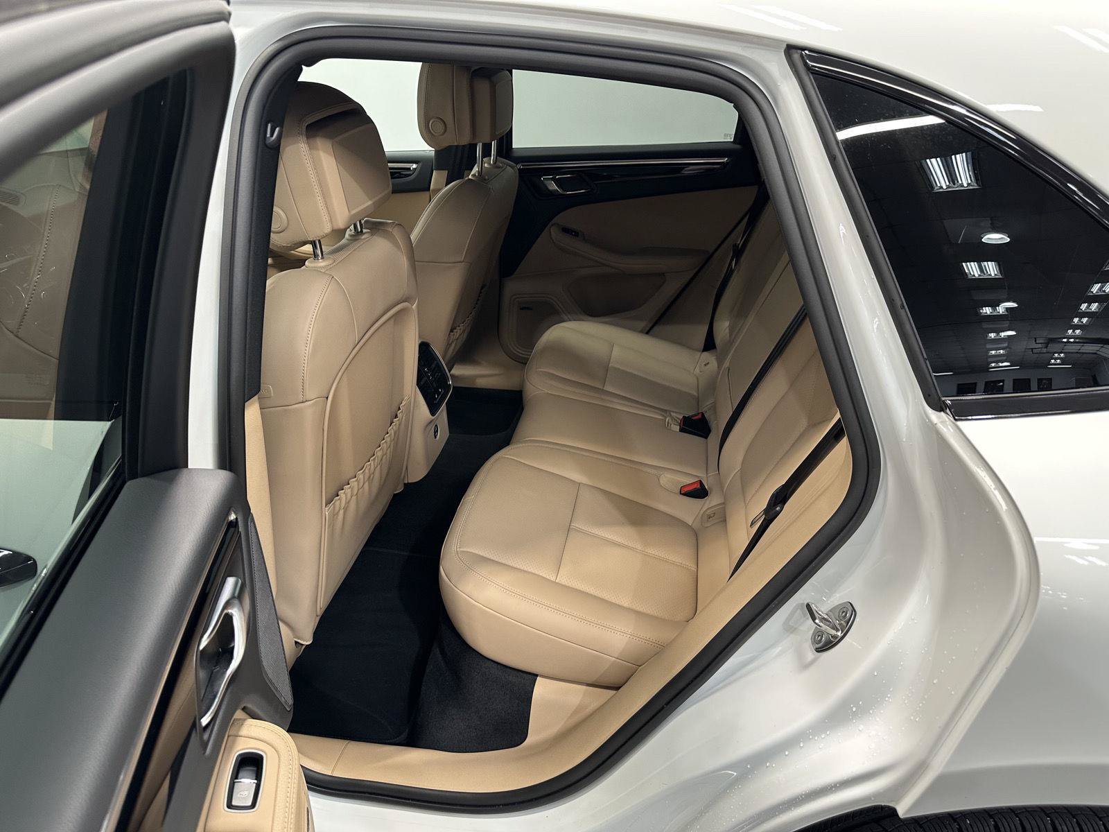 Certified 2025 Porsche Macan AWD/4WD image 34