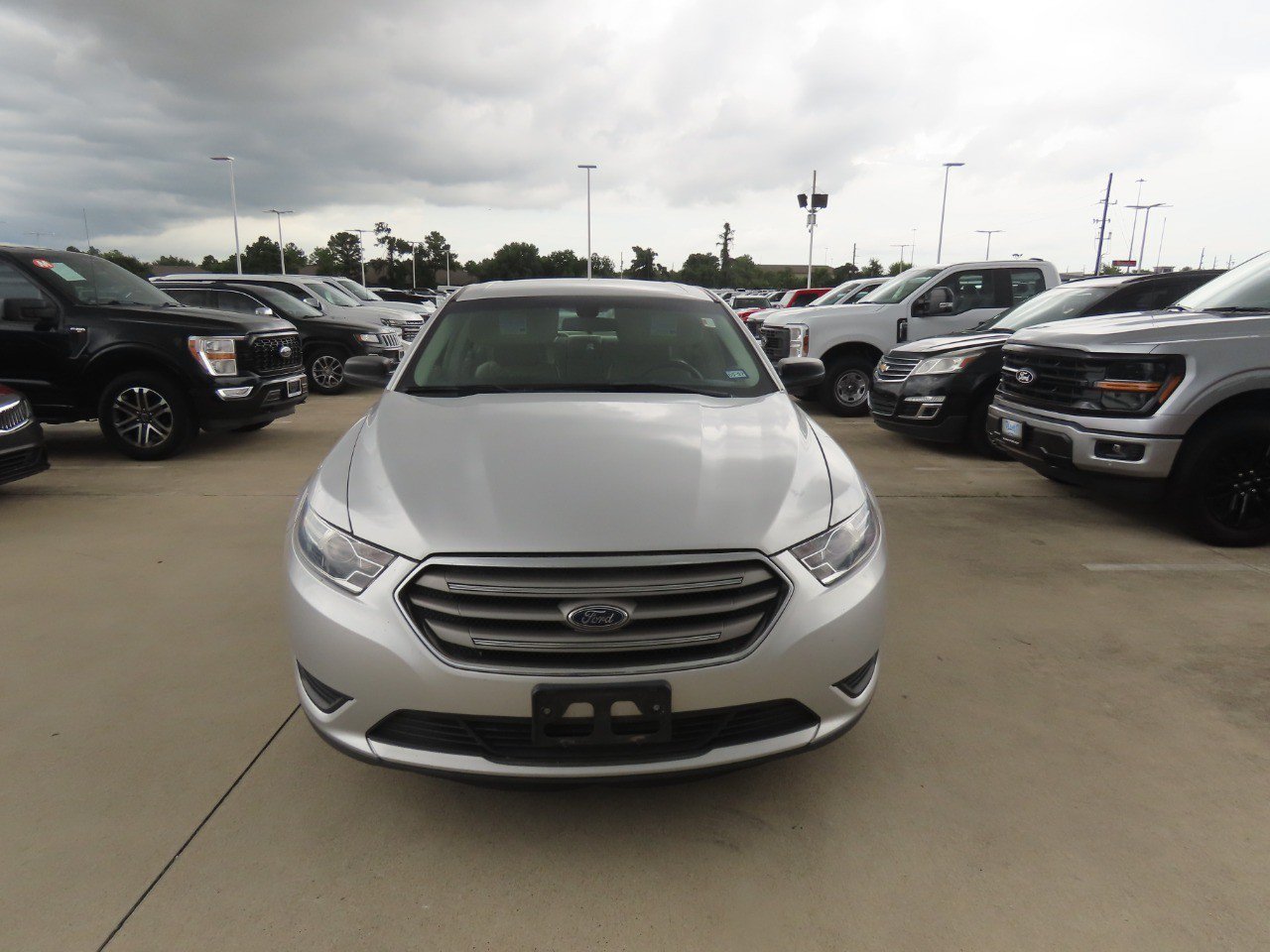 Used 2017 Ford Taurus SE FWD image 5