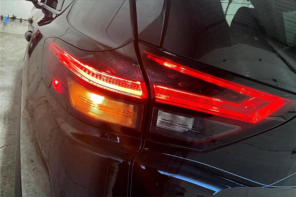 Used 2023 Nissan Rogue SL w/ SL Premium Package image 23