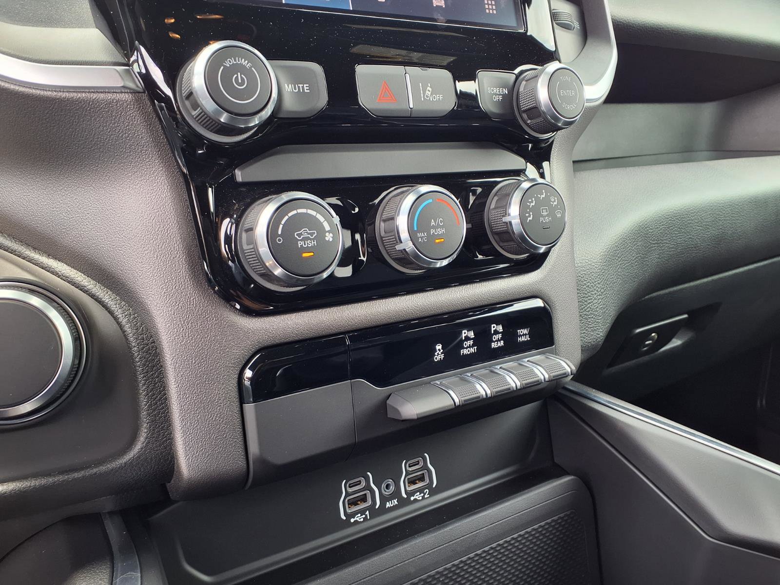 New 2026 RAM 1500 Express AWD/4WD image 14
