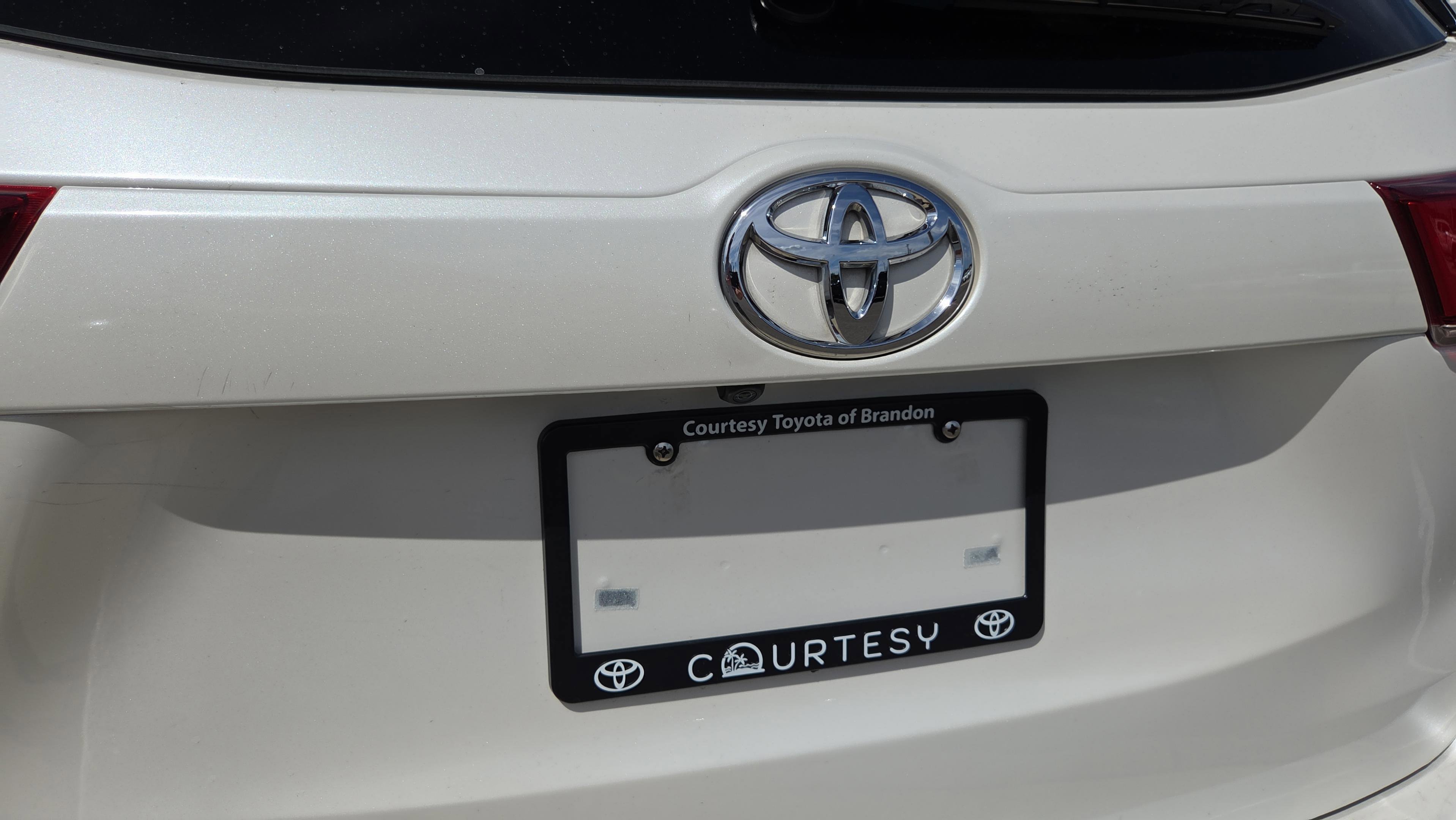 Used 2018 Toyota Highlander LE FWD image 4