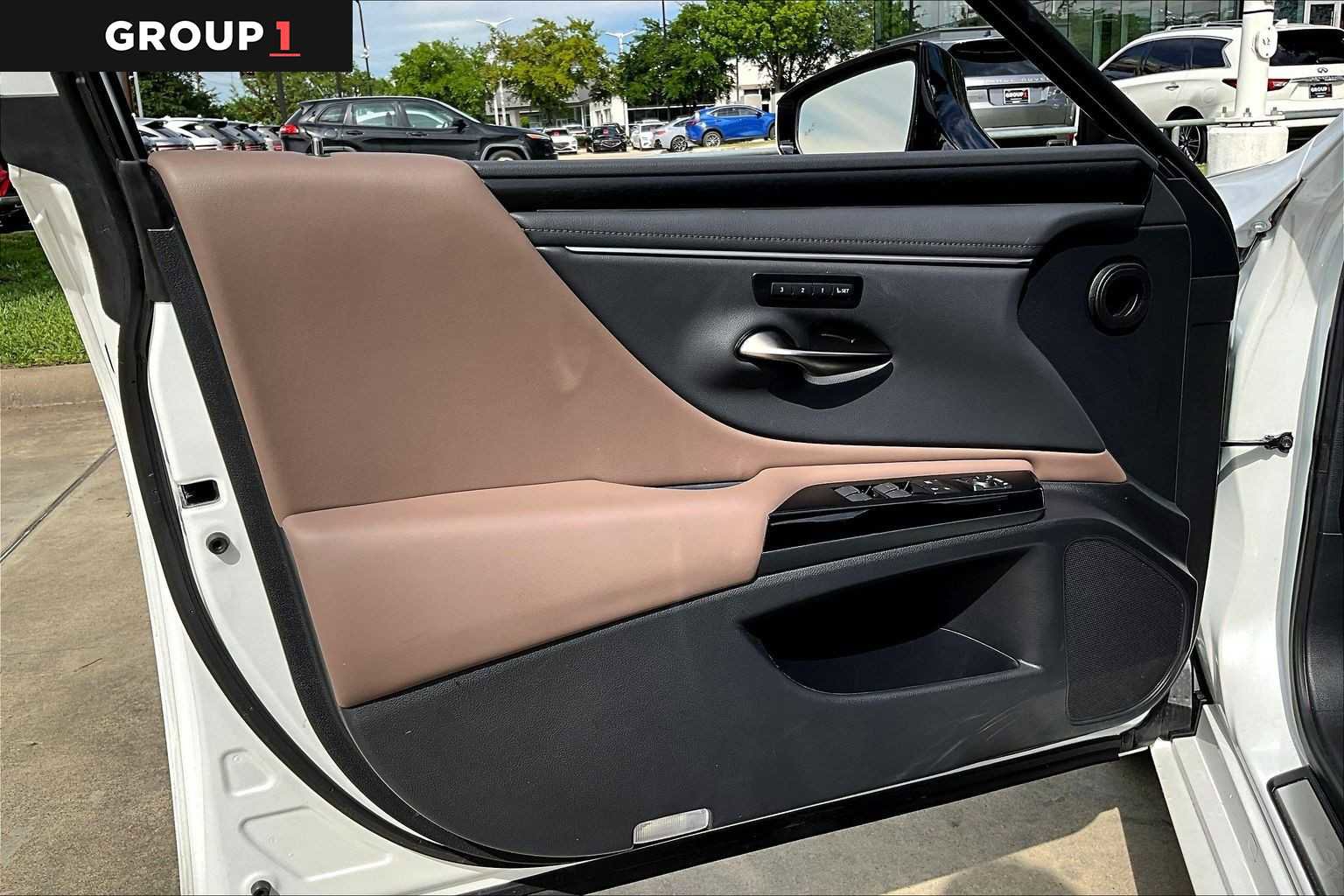 Used 2025 Lexus ES 350 w/ Premium Package image 19