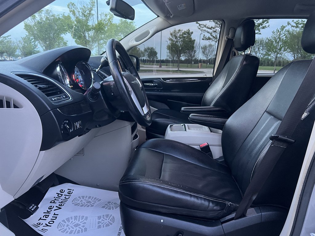 Used 2014 Chrysler Town & Country Touring FWD image 18