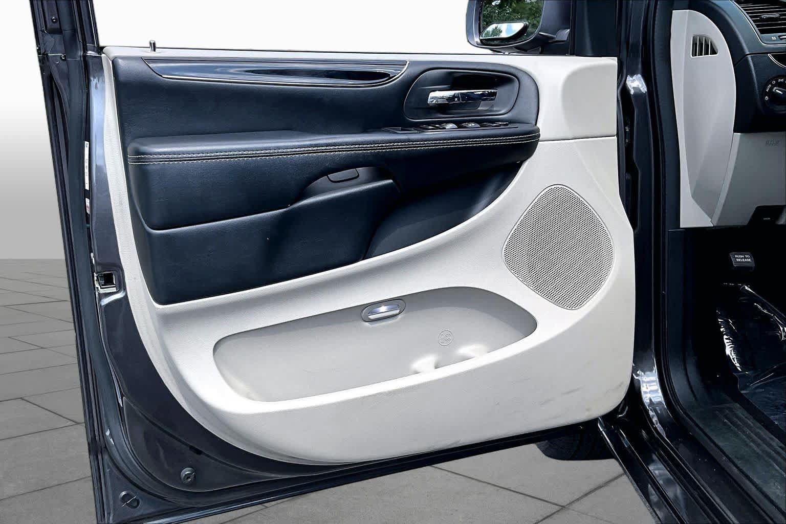 Used 2019 Dodge Grand Caravan SXT FWD image 21