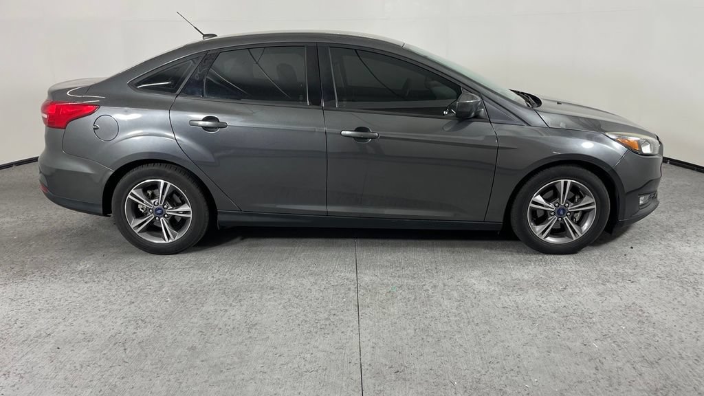 Used 2018 Ford Focus SE w/ SE Appearance Package FWD image 2