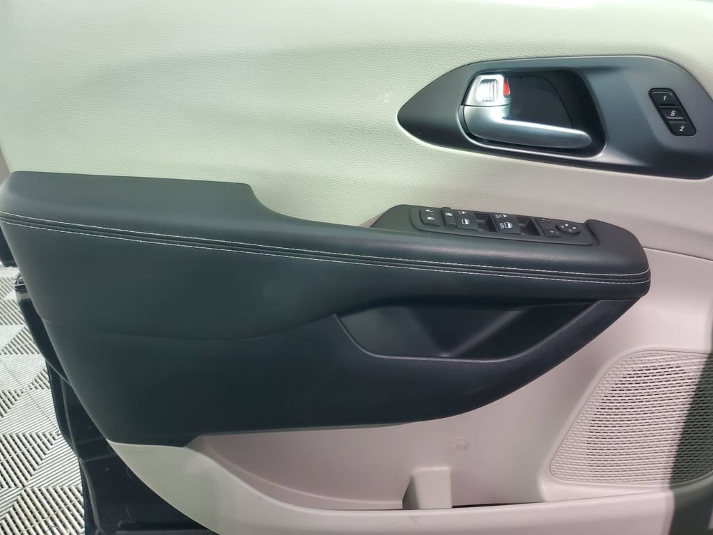 Used 2024 Chrysler Pacifica Touring-L FWD image 8