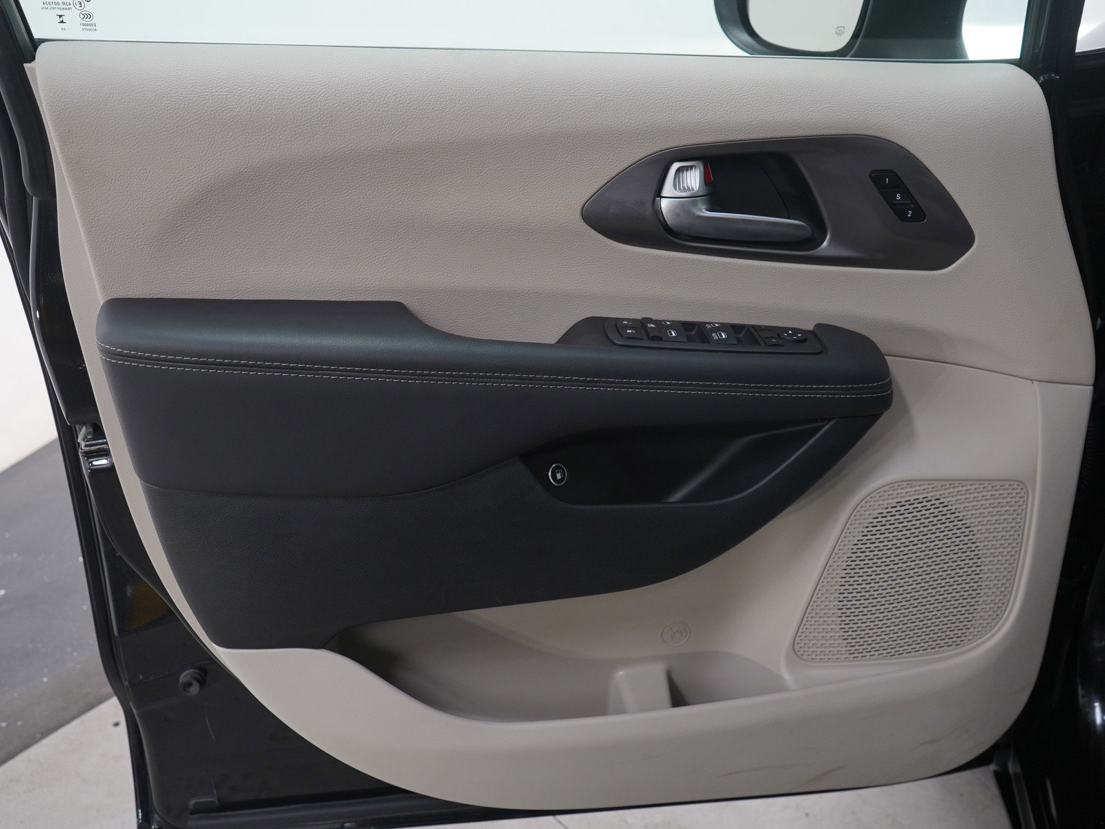 Used 2023 Chrysler Pacifica Touring-L image 19