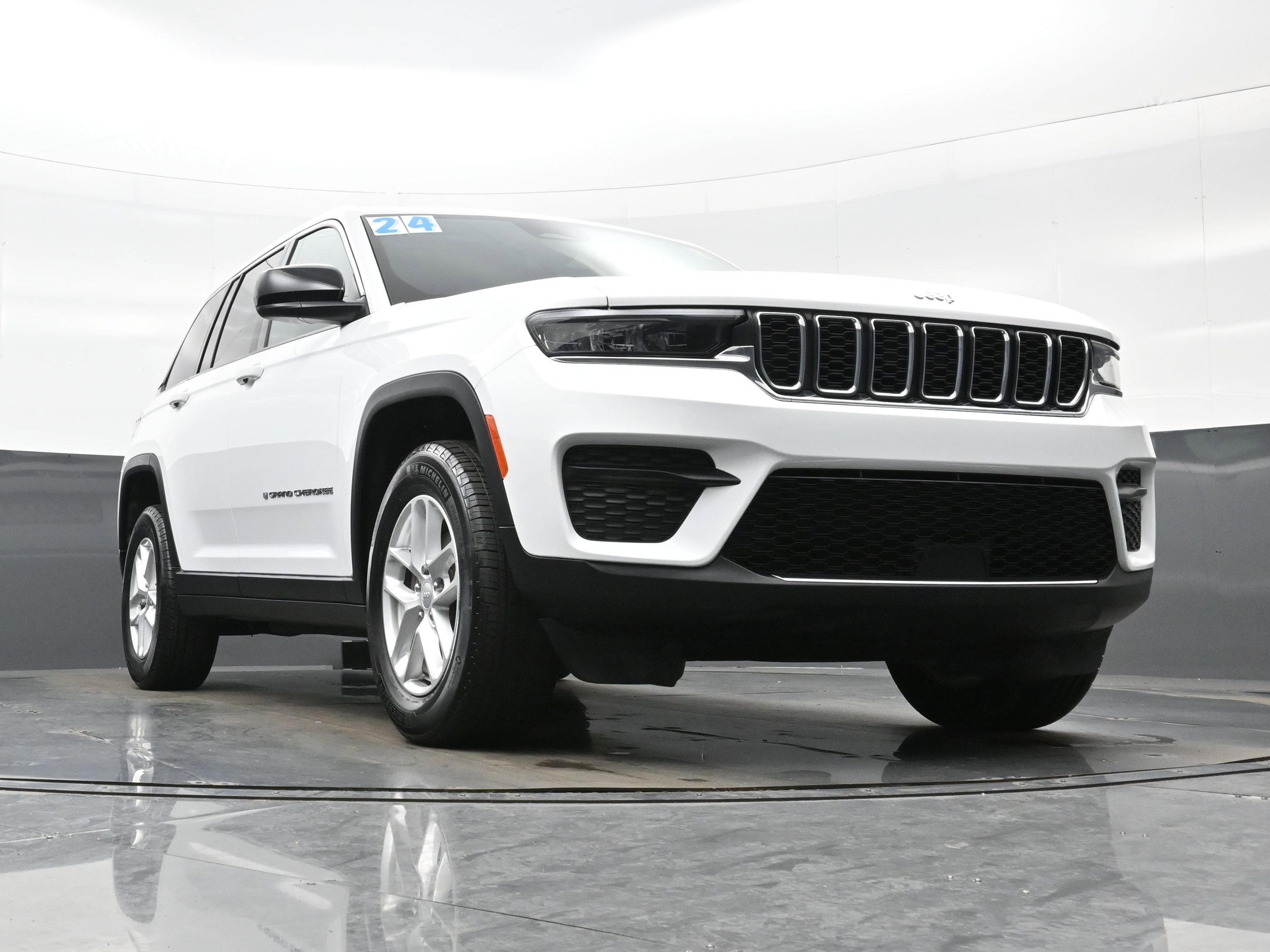 Used 2024 Jeep Grand Cherokee Laredo X image 31