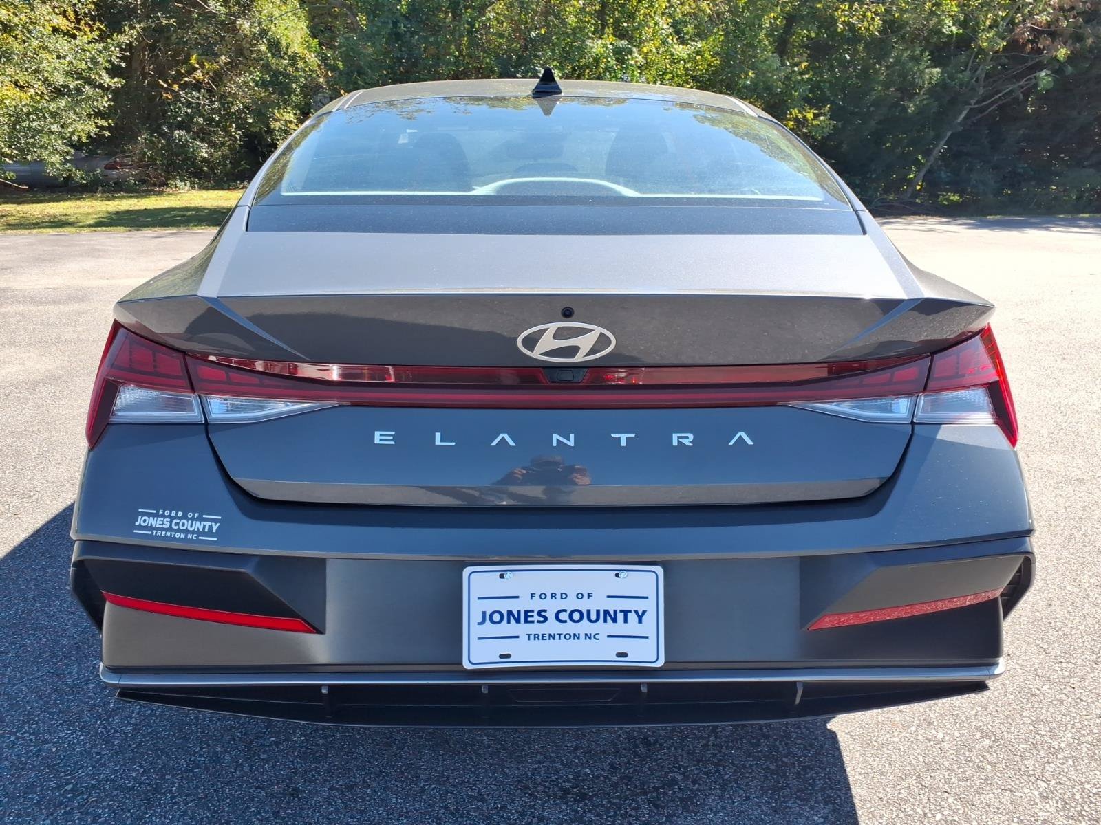 Used 2025 Hyundai Elantra SEL FWD image 2