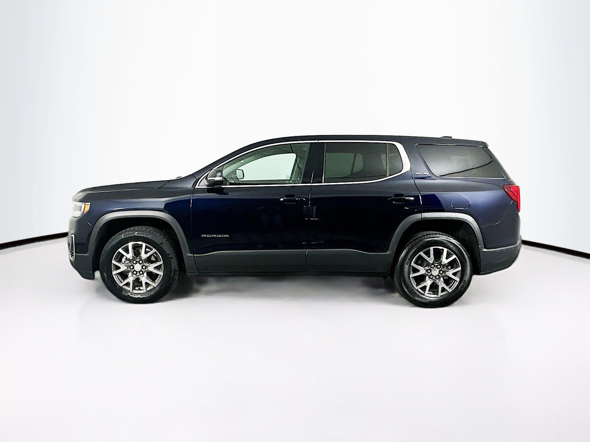 Used 2022 GMC Acadia SLE FWD image 4