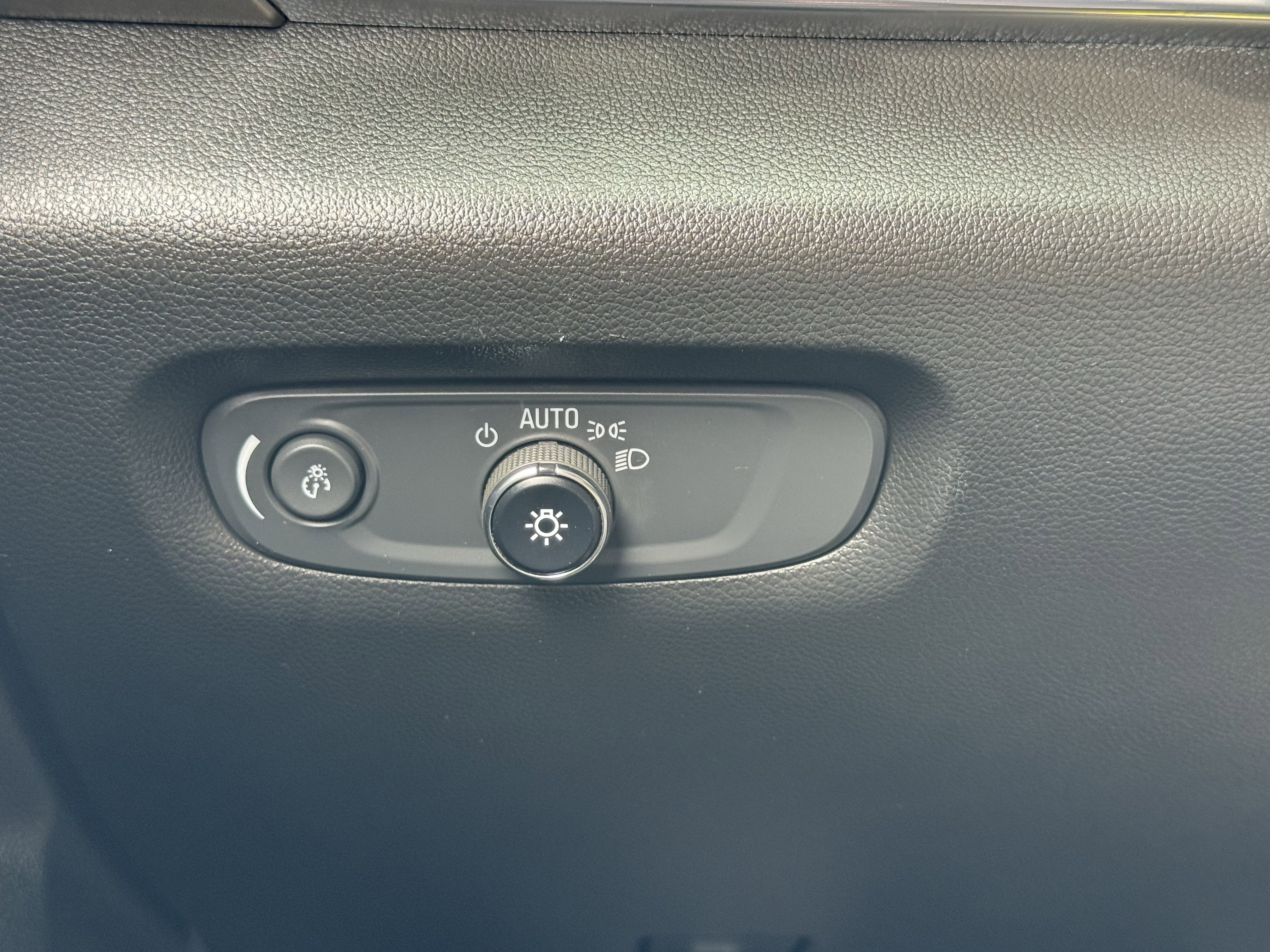 Used 2023 Chevrolet Traverse LT FWD image 35