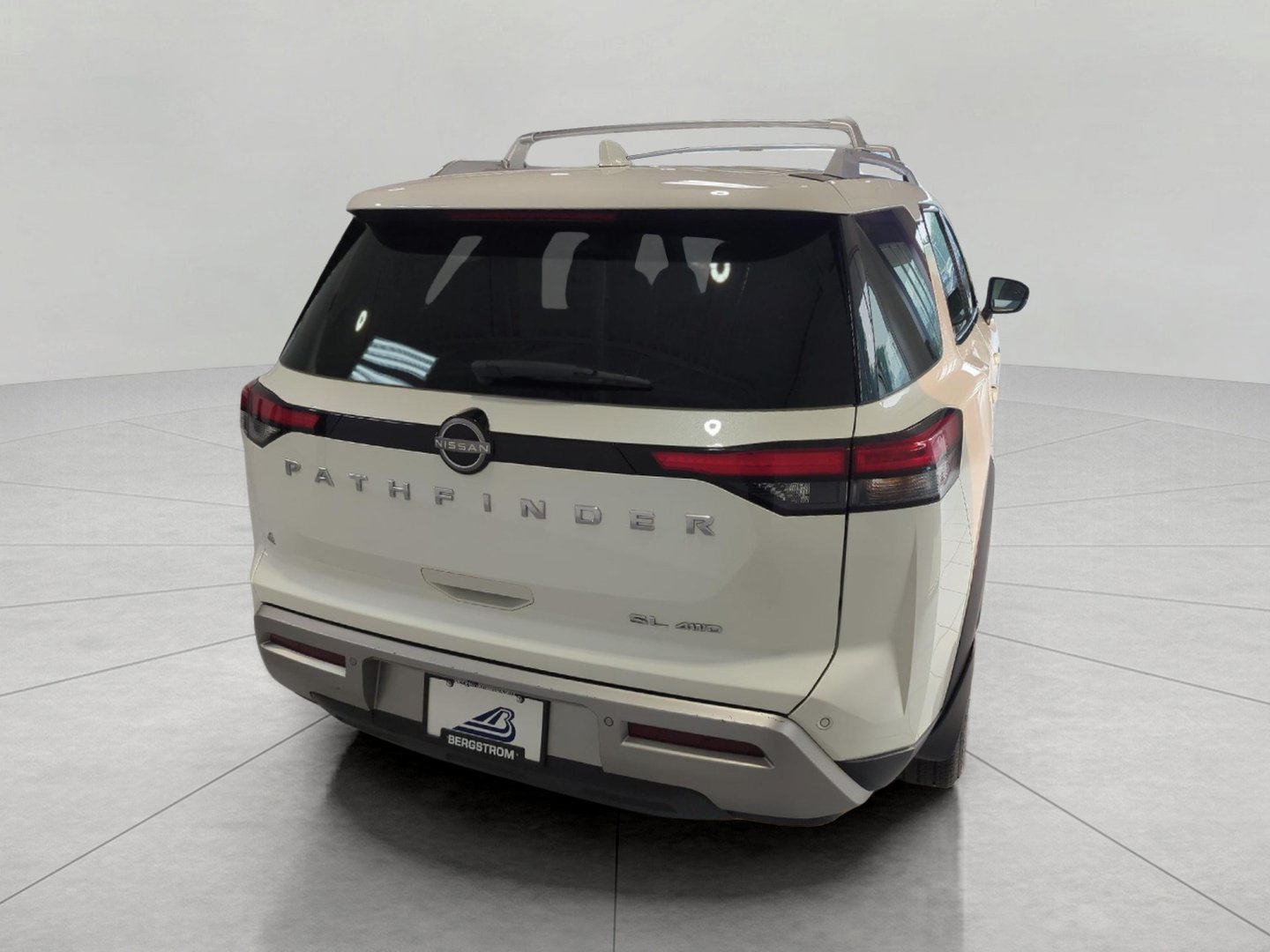Used 2023 Nissan Pathfinder SL AWD/4WD image 6