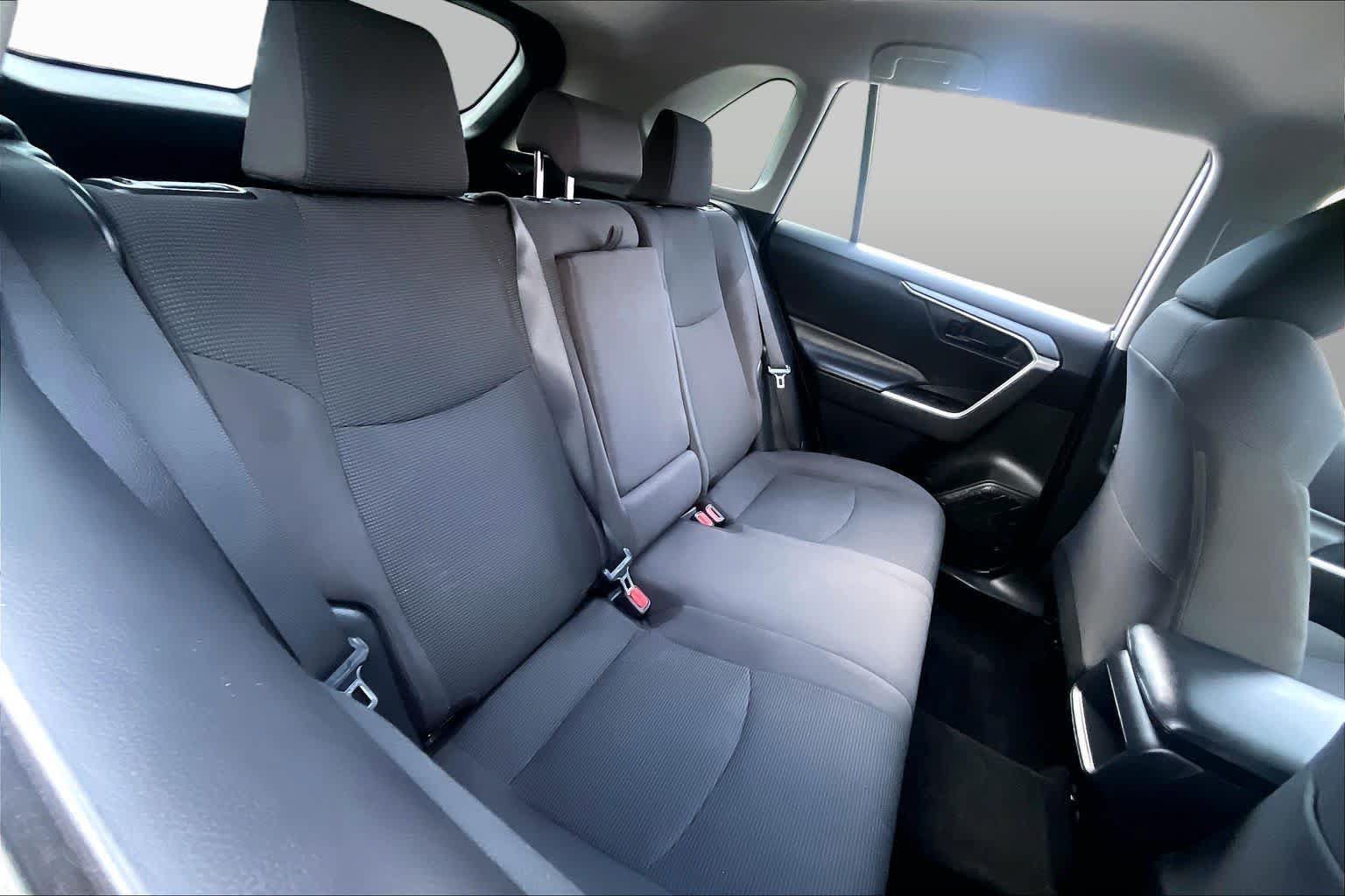 Used 2019 Toyota RAV4 LE FWD image 17