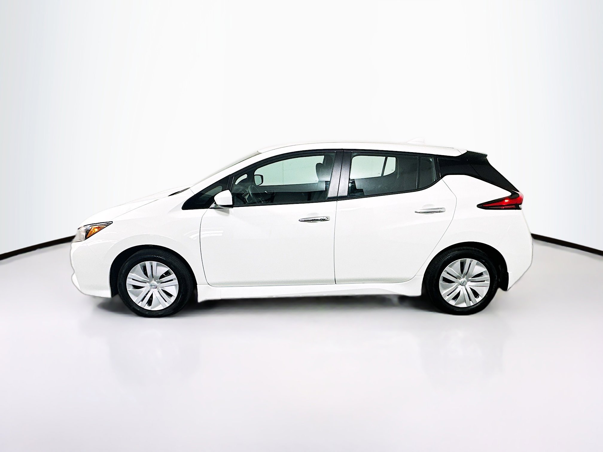 Used 2025 Nissan Leaf S image 4