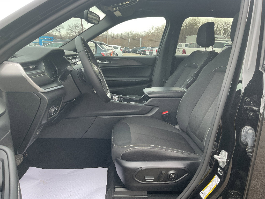 Used 2024 Jeep Grand Cherokee L Laredo w/ Luxury Tech Group I image 8