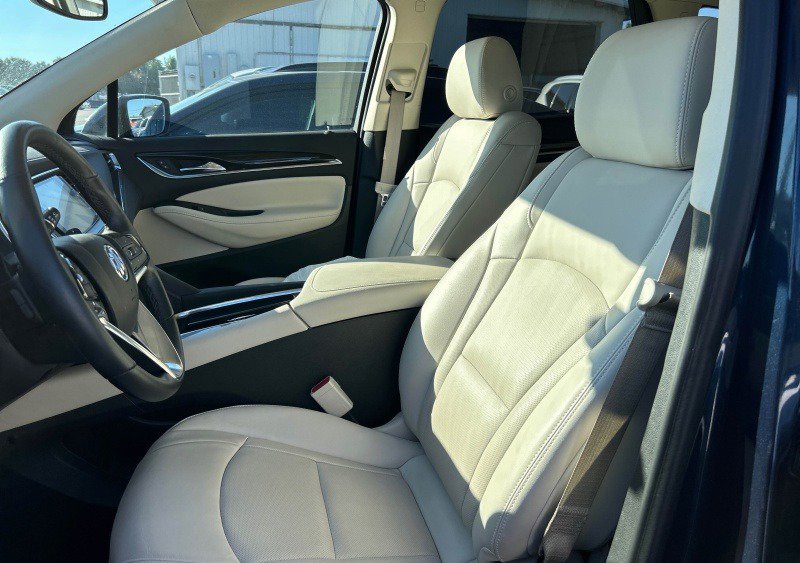 Used 2023 Buick Enclave Essence image 5