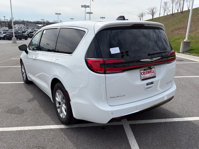 New 2026 Chrysler Pacifica Limited w/ Uconnect Theater Family Group FWD image 4