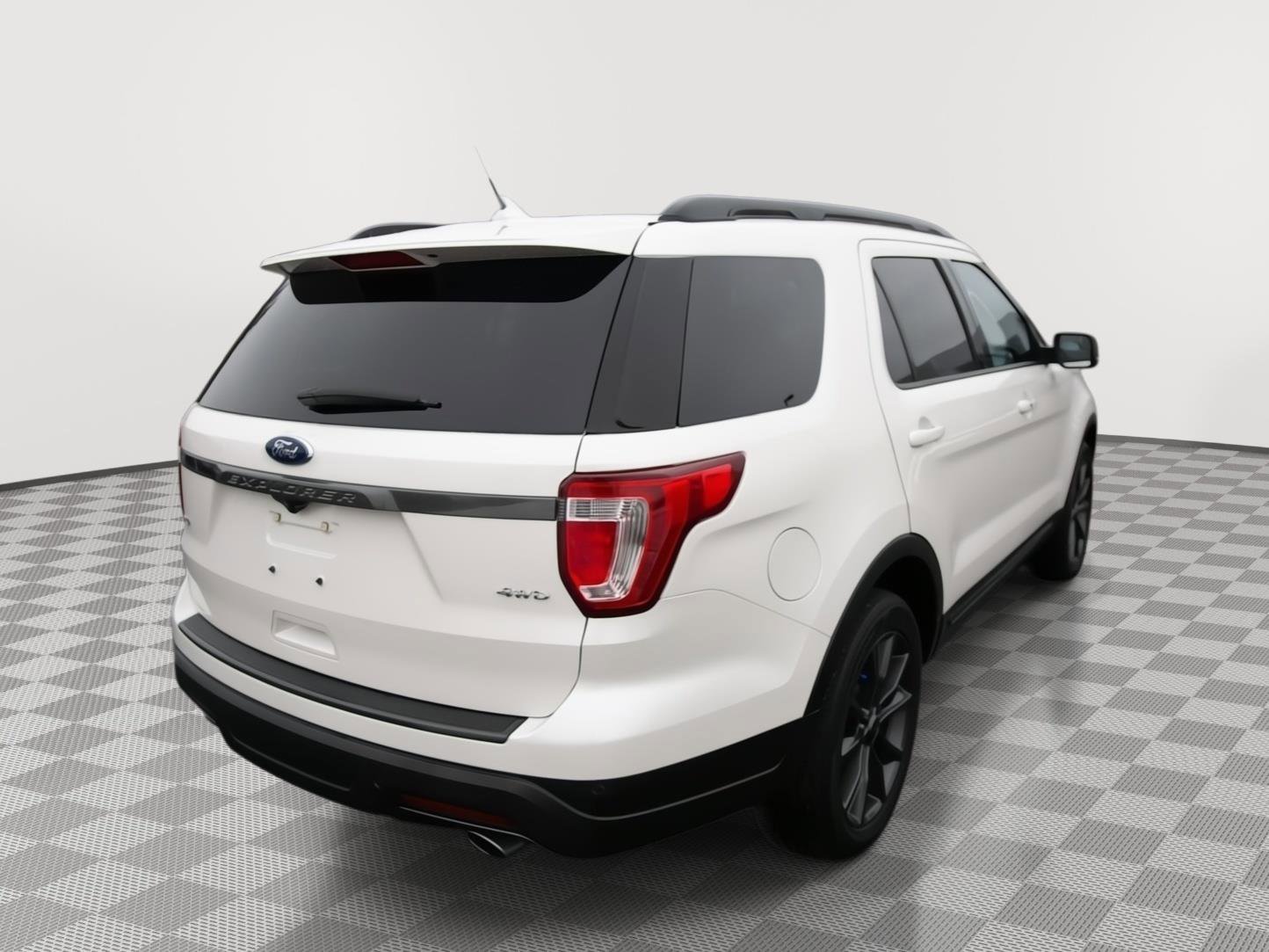 Used 2018 Ford Explorer XLT w/ Equipment Group 202A image 5