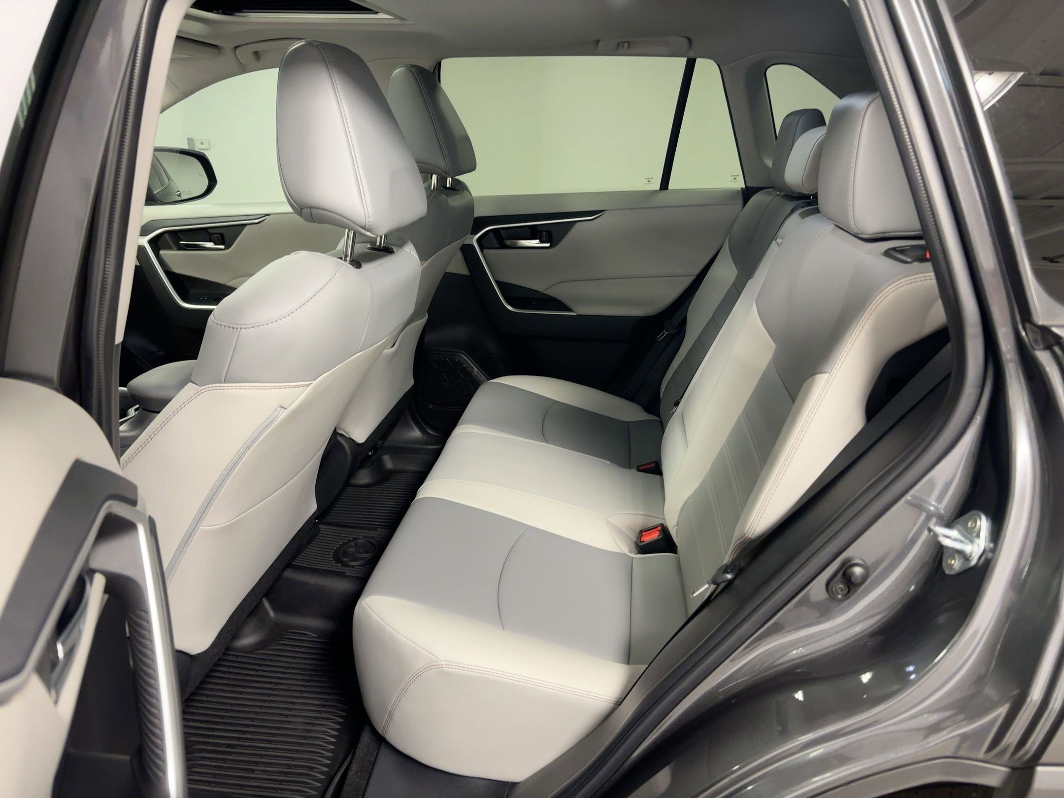 Used 2022 Toyota RAV4 XLE Premium image 15