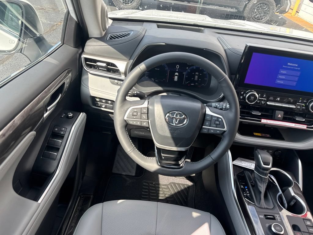 New 2026 Toyota Highlander Platinum AWD/4WD image 3