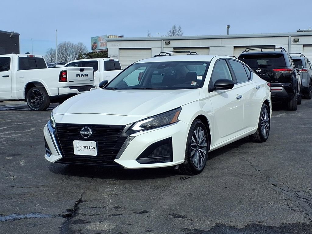 Used 2025 Nissan Altima 2.5 SV image 2