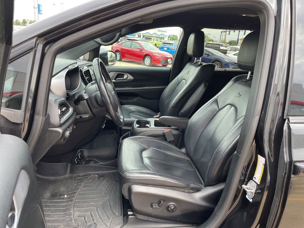 Used 2018 Chrysler Pacifica Touring-L Plus FWD image 8