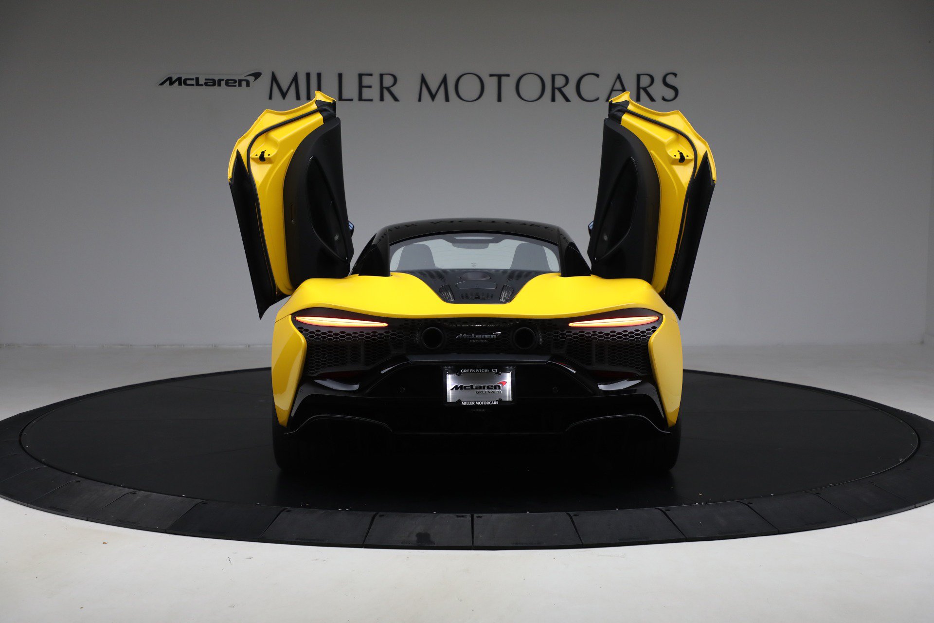 Used 2024 McLaren Artura RWD image 17