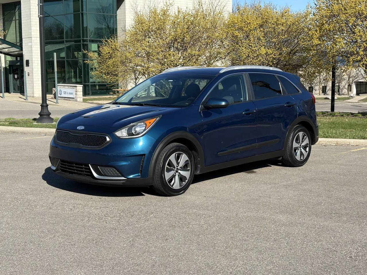 Used 2018 Kia Niro LX image 2